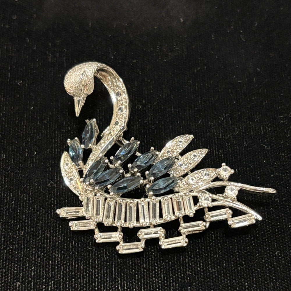Lovely Sterling Rhinestone Swan Pin